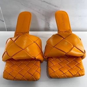 BRAND NEW BOTTEGA VENETA SIZE 41
Lido Mule Sandals BOX INCLUDED 100% AUTHENTIC